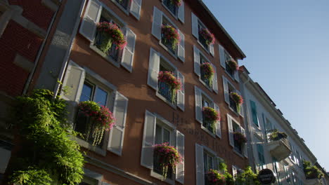 Traditionelle-Fassade-Mit-Blumen-Und-Pflanzen-Geschmückt-Im-Huber&#39;s-Hotel-In-Baden-Baden,-Deutschland