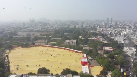 Rajkot-Kite-Festival-Luftaufnahme-Einer-Drohne-Menschen-Aus-Verschiedenen-Ländern-Lassen-Ihre-Großen-Drachen-Vor-Der-Drohnenkamera-Steigen