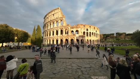 Timelapse-of-Colosseum-crowded-with-tourist,-located-in-Rome,-Capital-of-Italy