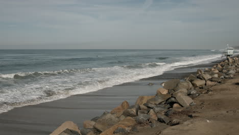 Eine-Neigungsaufnahme-Eines-Strandes-Im-Torrey-Pines-State-Park-In-Der-Nähe-Von-San-Diego,-Kalifornien