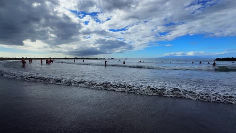Meer-Teneriffa-Strand-Ozean-Wasser-Zurückziehen,-Touristen-Genießen-Bewölkten-Tag