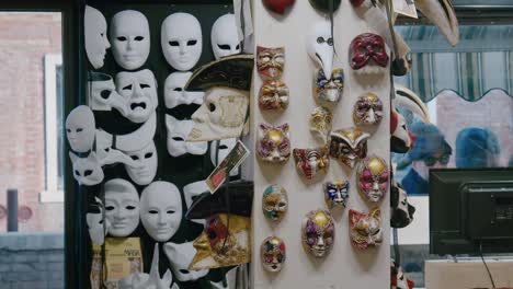 Máscaras-Variadas-En-Ca-&#39;macana,-Dorsoduro,-Venecia-Italia