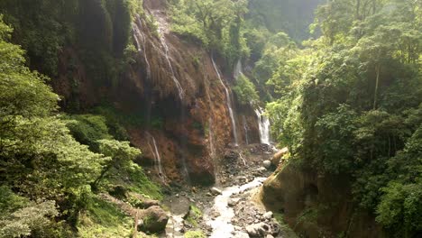 Cascada-Enclavada-En-Un-Paisaje-Propenso-A-Deslizamientos-De-Tierra,-Imágenes-Aéreas-De-Drones-De-4k