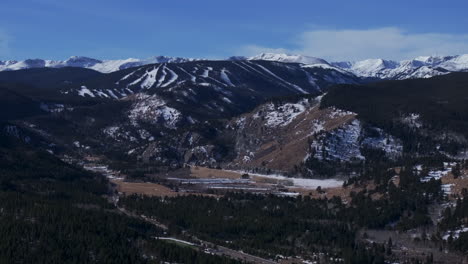 Eldora-Montaña-Pista-De-Esquí-Carreras-Picos-Indios-Woodward-Ikon-Pass-Colorado-Cinematográfico-Aéreo-Zumbido-Roca-Planchas-Nederland-Rango-Frontal-Invierno-Cielo-Azul-Ciudad-Central-Halcón-Negro-Movimiento-Hacia-Adelante