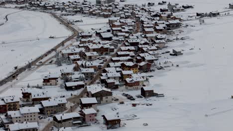 Impresionante-Vídeo-Con-Drones-De-Los-Alpes-De-Livigno:-Picos-Nevados,-Ciudad-Y-Pueblo-De-Montaña,-Ideal-Para-Anuncios-Turísticos-Y-De-Invierno-De-Alta-Calidad.