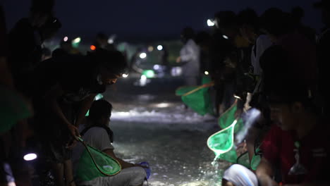 Tradition-Der-Menschen-Fangen-Seewürmer-Bei-Nacht,-Bau-Nyale-Festival-In-Lombok,-Indonesien