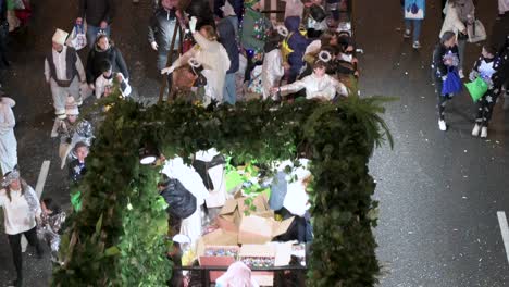 Los-Jinetes-De-Carrozas-Regalan-Dulces-A-Los-Espectadores-En-El-Festival-De-Los-Reyes-Magos,-También-Llamado-El-Desfile-De-Los-Reyes-Magos,-Un-Evento-Familiar-Que-Presenta-Carrozas-Con-Reyes-Magos,-Bailarines-Y-Regalos-De-Dulces.