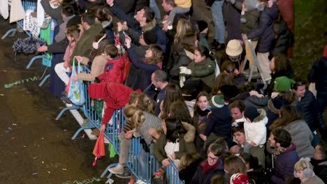 Familien-Besuchen-Die-Parade-Der-Heiligen-Drei-Könige,-Auch-Bekannt-Als-Die-Parade-Der-Heiligen-Drei-Könige