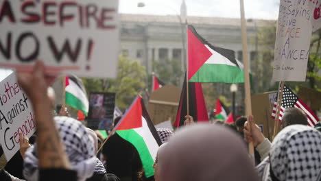 Carteles-Propalestinos-Y-Banderas-Palestinas-Sostenidas-Sobre-Las-Cabezas-De-Una-Gran-Multitud-De-Manifestantes-En-Las-Calles.