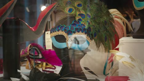 Peacock-feathered-mask-in-Ca'-Macana,-Dorsoduro,-Venice-Italy