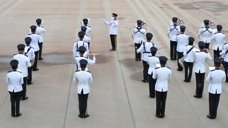 La-Banda-De-Música-De-La-Policía-De-Hong-Kong-Actúa-Durante-Una-Jornada-De-Puertas-Abiertas-Para-Celebrar-El-Día-De-La-Educación-Sobre-Seguridad-Nacional-En-La-Escuela-De-Policía-De-Hong-Kong-En-Hong-Kong,-China.