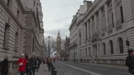 Eine-Typische-Straße-In-London-Westminster-Mit-Big-Ben-Im-Hintergrund
