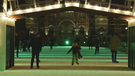 Menschen-Schlittschuhlaufen-Winter-Eislaufen-Wunderlust-Im-Rijksmuseum-Am-Museumplein-In-Holland
