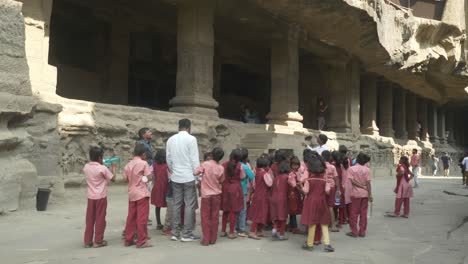 Estudiantes-De-La-Escuela-Durante-Un-Picnic-Escolar-En-El-Templo-Hindú-De-Kailasha-En-Las-Cuevas-De-Ellora-Cerca-Del-Distrito-De-Aurangabad-De-Maharashtra