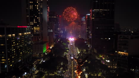 Drone-flying-over-the-Reforma-avenue,-New-Years-fireworks-and-celebrations-in-CDMX