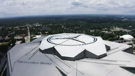 Imágenes-Aéreas-Ascendentes-De-Un-Enorme-Logo-En-El-Techo-Del-Moderno-Estadio-Mercedes-Benz