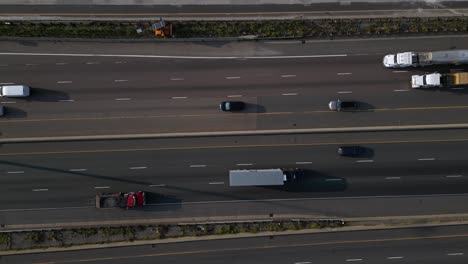 Pendlerverkehr-Zur-Hauptverkehrszeit-Auf-Stark-Befahrenen-Stadtautobahnen-Mit-Transportlastwagen,-Die-Waren-Im-Verkehr-Ausliefern