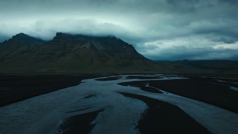 Increíble-Toma-Aérea-De-Un-Dron-Hacia-Acantilados-Montañosos-Sobre-Varios-Ríos-Serpenteantes