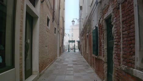 Ruhige-Venezianische-Gasse-Im-Morgenlicht,-Italien