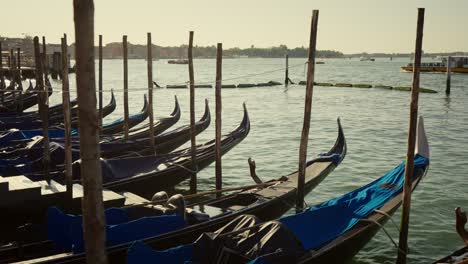 Gondeln,-Typische-Boote-Aus-Venedig,-Die-Sich-Auf-Dem-Wasser-In-Der-Lagune-In-Der-Nähe-Des-Hauptplatzes-Bewegen