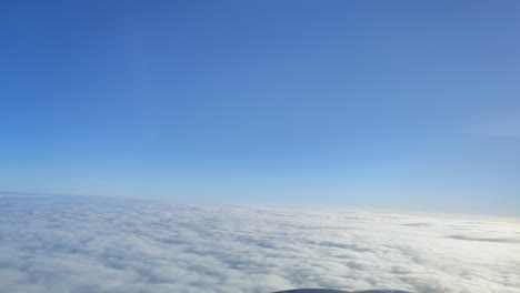 Atemberaubender-Filmischer-Rückwärtsflug-Aus-Der-Luft-Durch-Die-Flauschigen-Weißen-Wolken-Hoch-Am-Himmel-Mit-Frischer,-Sauberer-Luft-Und-Blauem-Himmel-Im-Hintergrund