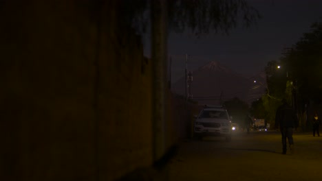 Calle-Tranquila-Por-La-Noche-En-Medio-De-La-Montaña-Del-Desierto-En-Segundo-Plano.