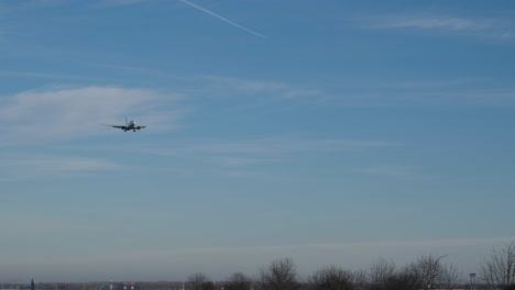 El-Avión-Se-Prepara-Para-Aterrizar-En-Cámara-Lenta-Contra-El-Cielo-Azul.