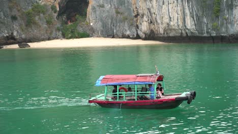 Small-passenger-boat-in-famous-tropical-area-with-sandy-beach,-handheld