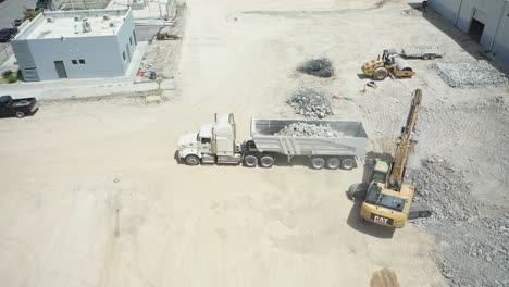 Recogida-De-Escombros-Con-Excavadora-Y-Camión-De-Carga