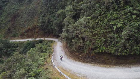 Luftaufnahme:-Radfahrer-Fährt-Fahrrad-Auf-Der-Berühmten-Todesstraße-Yungas-In-Den-Bergen-Boliviens