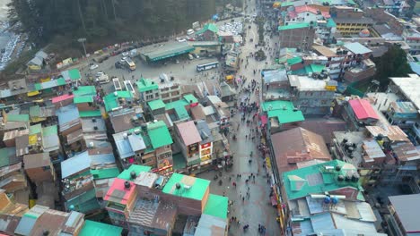 Vista-Aérea-Citi-Del-Paisaje-De-Manali,-Himachal-Pradesh,-India