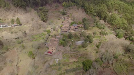 órbita-Aérea-Sobre-El-Pequeño-Pueblo-De-Cerdeira:-Un-Patrimonio-Arquitectónico-único-De-Portugal