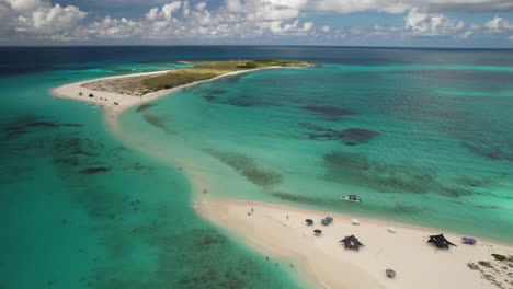 Atemberaubende-Luftaufnahme-Der-Tropischen-Insel-Cayo-De-Agua,-Strandparadies,-Sandbank-Herauszoomen