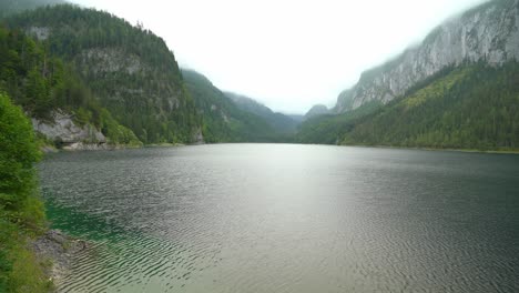 Riesiger-Grüner-See-Mit-Klarem-Wasser,-Gosausee