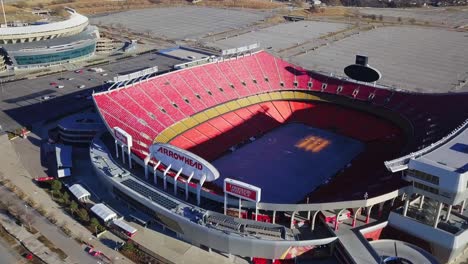 Kansas-City,-Missouri,-5.-Januar-2019-–-Luftaufnahmen-Einer-Drohnenaufnahme-Eines-Schwenks-über-Das-Arrowhead-Stadium,-Wo-Die-Chiefs-Football-Spielen,-Mit-Dem-Kauffman-Stadium-Im-Hintergrund