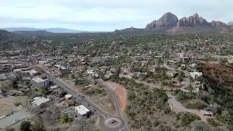 Innenstadt-Von-Sedona,-Arizona-Mit-Drohnenvideo-Weitwinkelaufnahme,-Die-Sich-Im-Kreis-Bewegt