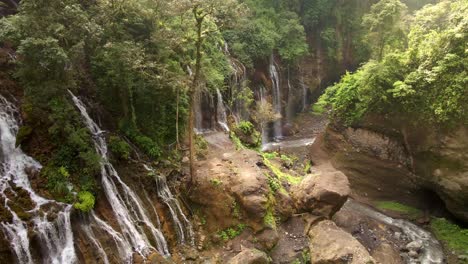 Cascada-De-Gemas-Escondidas-Con-Cientos-De-Líneas-Aerodinámicas-En-Java-Oriental,-Indonesia,-Imágenes-Aéreas-De-Drones-De-4k