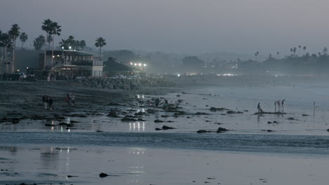 La-Gente-Se-Reúne-En-La-Playa-Para-Observar-Las-&quot;mareas-Reales&quot;-En-Encinitas,-California.