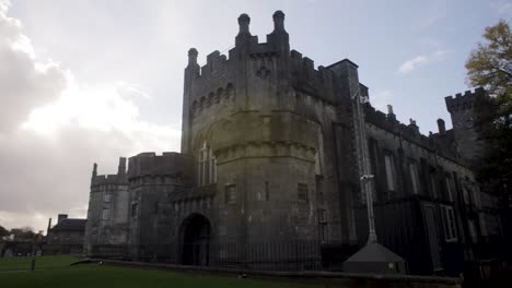 Una-Toma-Panorámica-Del-Impresionante-Castillo-Histórico-De-Kilkenny-En-Un-Hermoso-Día-En-Kilkenny,-Irlanda.