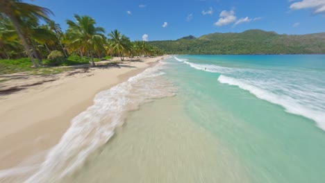 Low-Angle-FPV-Drohnenflug-über-Den-Tropischen-Strand-Des-Malerischen-Playa-Rincon