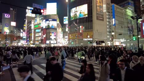 Vista-Nocturna-A-Nivel-Del-Suelo-Del-Famoso-Cruce-De-Shibuya-En-Tokio