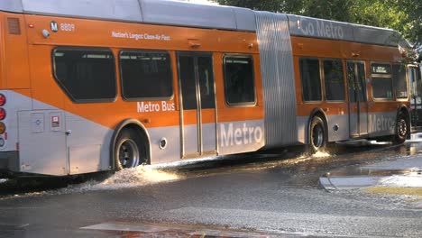 Linienbus-Fährt-Durch-überflutete-Straßen