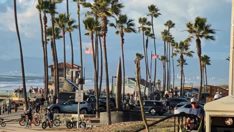 Locals-and-tourists-on-Venica-beach-on-a-sunny-windy-day