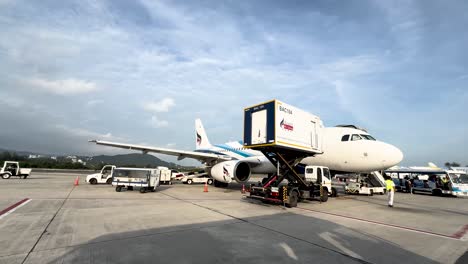 Jets-Der-Bangkok-Airline-Laden-Passagiere-Entlang-Der-Landebahn-Des-Flughafens-Der-Insel-Koh-Samui-Aus,-Blick-Vom-Shuttle-Fahrzeug