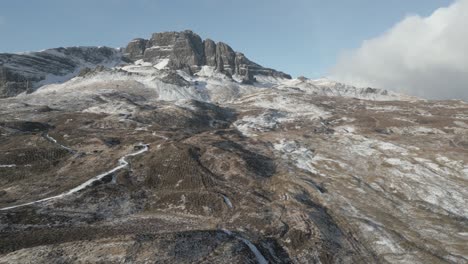 El-Anciano-De-La-Formación-Rocosa-Storr-En-La-Isla-De-Skye,-Escocia,-Con-Una-Ligera-Capa-De-Nieve,-Vista-Aérea.