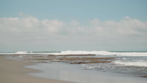 Playa-La-Union-En-Filipinas-Con-Olas-Del-Océano.