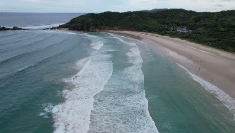 Pintoresca-Playa-De-Cabeza-Rota-Cerca-De-Byron-Bay,-Nueva-Gales-Del-Sur,-Australia---Toma-Aérea-De-Un-Drone