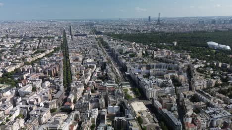 Atemberaubende-Panoramaaussicht-Auf-Die-Stadtlandschaft-Von-Paris-In-Frankreich-Mit-Dem-Eiffelturm-Im-Hintergrund