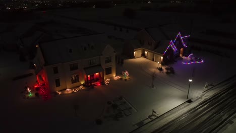 Amerikanische-Villen-Mit-Weihnachtsbeleuchtung-Und-Frischem-Schnee-In-Der-Nacht-Dekoriert
