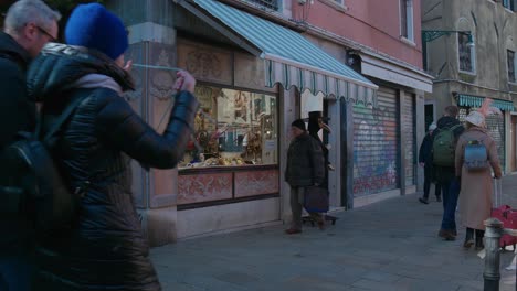 Venezianisches-Straßenleben-Beim-Maskenladen-Ca&#39;-Macana